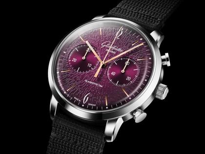Glashütte Original Sixties Chronograph Jahresedition 2026 Automatik Edelstahl 42mm violettes Zifferblatt schwarzes Textilband – Herrenuhren Chronograph aus Edelstahl. Das Gehäuse ist rund und silber. Das Textilarmband ist schwarz. Das Zifferblatt ist arabisch Index und lila. – Ansicht 6