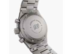 Porsche Design Chronograph 1 - 1975 Limited Edition – Herrenuhren Chronograph aus Titan. Das Gehäuse ist rund und silber. Das Textilarmband ist weiß. Das Zifferblatt ist ein Index in schwarz. – Ansicht 5