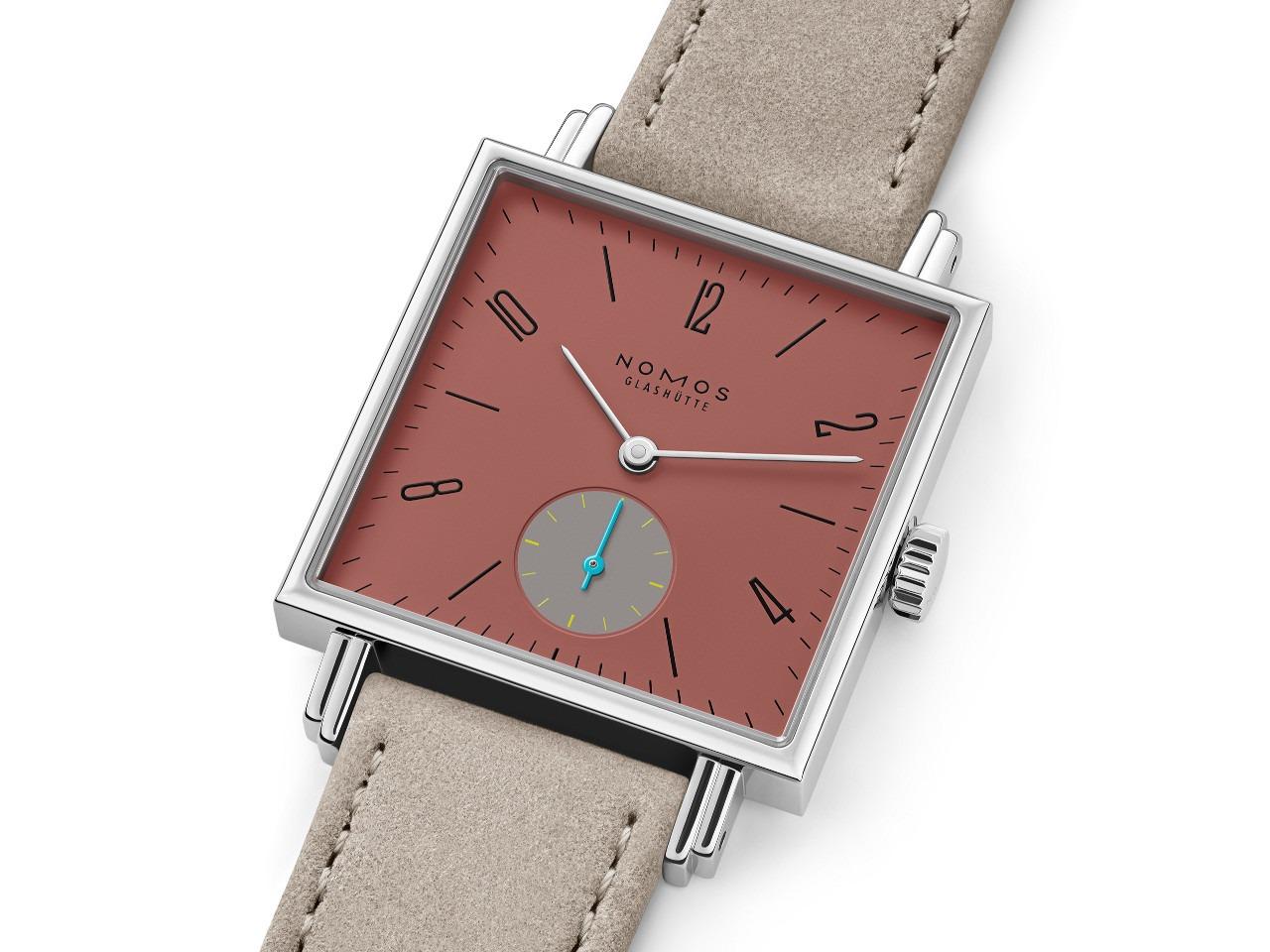 Nomos Glashütte Tetra Origins Terra Handaufzug Edelstahl 29,5mm rotes Zifferblatt graues Lederband Stahlboden – Damenuhren Uhr ohne Datum aus Edelstahl und Leder. Das Gehäuse ist quadratisch und silber. Das Lederarmband ist grau. Das Zifferblatt ist arabisch Index und rot. – Ansicht 3