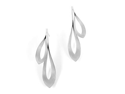 Jutta Ulland Zwei Flammen Ohrhänger Silber 57mm – Ohrschmuck Ohrhänger in silber und aus 925 Silber.