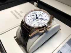 Union Glashütte 1893 Johannes Dürrstein Edition Chronograph Handaufzug Rotgold 41mm weißes Zifferblatt braunes Lederband limitiert – Herrenuhren Chronograph aus 750 Rotgold. Das Gehäuse ist rund und roségold. Das Lederarmband ist braun. Das Zifferblatt ist arabisch und weiß. – Ansicht 3