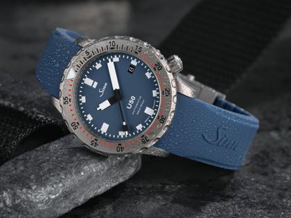 Sinn Spezialuhren U50 B Automatik U-Boot-Stahl 41mm blaues Zifferblatt blaues Textilband – Herrenuhren Uhr mit Datum aus Edelstahl und Metall. Das Gehäuse ist rund und grau. Das Textilarmband ist blau. Das Zifferblatt ist ein Index in blau. – Ansicht 6