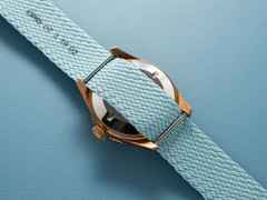 Oris Divers Sixty-Five Cotton Candy Automatik Bronze 38mm blaues Zifferblatt blaues Textilband – Damenuhren Uhr mit Datum aus Bronze und Leder. Das Gehäuse ist rund und roségold. Das Textilarmband ist blau. Das Zifferblatt ist ein Index in blau. – Ansicht 3