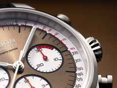 Union Glashütte Belisar Chronograph Silvretta Classic 2024 Limitierte Edition Automatik Edelstahl 44mm bronzefarbenes Zifferblatt schwarzes Lederband und Edelstahlband – Herrenuhren Chronograph aus Edelstahl und Leder. Das Gehäuse ist rund und silber. Das Lederarmband ist schwarz. Das Zifferblatt ist arabisch Index und braun. – Ansicht 3