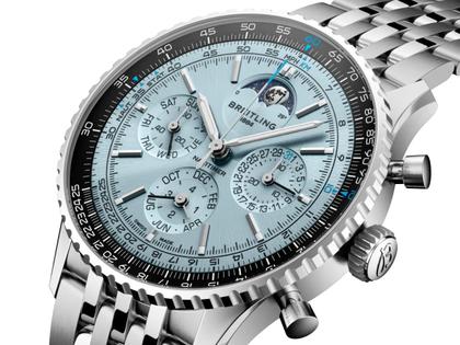 Breitling Navitimer B19 Chronograph 43 Perpetual Calendar Automatik Edelstahl eisblaues Zifferblatt Metallband – Herrenuhren Chronograph aus 950 Platin und Edelstahl. Das Gehäuse ist rund und silber. Das Edelstahlarmband ist silber. Das Zifferblatt ist ein Index in blau. – Ansicht 2