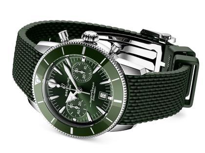 Breitling Superocean Heritage B01 Chronograph Automatik Edelstahl 42mm grünes Zifferblatt grünes Kautschukband – Herrenuhren Chronograph aus Edelstahl, Kautschuk und Keramik. Das Gehäuse ist rund und silber. Das Kautschuk / Kunststoff / Silikon Armband ist grün. Das Zifferblatt ist ein Index in grün. – Ansicht 4