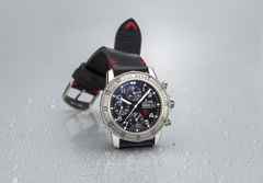 Sinn Spezialuhren 206 St Ar Taucherchronograph Automatik Edelstahl 43mm schwarzes Zifferblatt schwarzes Lederband – Herrenuhren Chronograph aus Edelstahl. Das Gehäuse ist rund und silber. Das Lederarmband ist schwarz. Das Zifferblatt ist arabisch Index und schwarz. – Ansicht 2