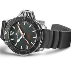 Hamilton Khaki Navy Frogman Automatik Edelstahl 46mm schwarzes Zifferblatt Kautschukband – Herrenuhren Uhr ohne Datum aus Edelstahl und Kautschuk. Das Gehäuse ist rund und silber. Das Kautschuk / Kunststoff / Silikon Armband ist schwarz. Das Zifferblatt ist arabisch Index und schwarz. – Ansicht 2