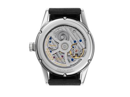 Nomos Glashütte Zürich Automatik Edelstahl 40mm weißes Zifferblatt schwarzes Lederband Glasboden – Herrenuhren Uhr ohne Datum aus Edelstahl. Das Gehäuse ist rund und silber. Das Lederarmband ist schwarz. Das Zifferblatt ist ein Index in weiß. – Ansicht 3
