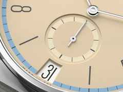 Nomos Glashütte Tangente 38 Datum "175 Years Watchmaking - Ariel" Handaufzug Edelstahl sandfarbenes Zifferblatt graues Textilband Glasboden – Herrenuhren Uhr mit Datum aus Edelstahl. Das Gehäuse ist rund und silber. Das Textilarmband ist grau. Das Zifferblatt ist arabisch Index und beige. – Ansicht 6