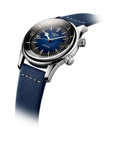 Longines Legend Diver Automatik Edelstahl 42mm blaues Zifferblatt blaues Lederband – Herrenuhren Uhr mit Datum aus Edelstahl. Das Gehäuse ist rund und silber. Das Lederarmband ist blau. Das Zifferblatt ist arabisch Index und blau. – Ansicht 2