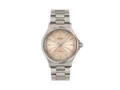 Sinn Spezialuhren 556 Sand Automatik Edelstahl 38,5mm beiges Zifferblatt Metallband limitiert – Damenuhren Uhr ohne Datum aus Edelstahl. Das Gehäuse ist rund und silber. Das Edelstahlarmband ist silber. Das Zifferblatt ist ein Index in beige.