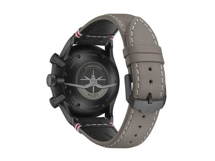 Junghans Meister Pilot Chronoscope Desert Automatik Edelstahl DLC-Braun 43mm sandfarbenes Zifferblatt braunes Lederband – Herrenuhren Chronograph aus DLC beschichtet, Edelstahl und Leder. Das Gehäuse ist rund und schwarz. Das Lederarmband ist braun. Das Zifferblatt ist arabisch Index und braun. – Ansicht 2