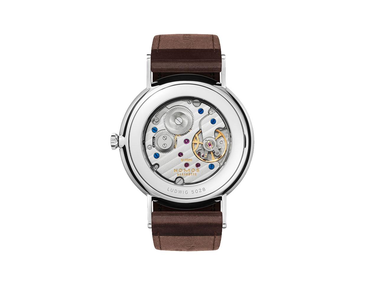 Nomos Glashütte Ludwig 38 Emaillleweiß Handaufzug Edelstahl weißes Zifferblatt Metallband Glasboden – Herrenuhren Uhr ohne Datum aus Edelstahl. Das Gehäuse ist rund und silber. Das Edelstahlarmband ist silber. Das Zifferblatt ist römisch Index und weiß. – Ansicht 3