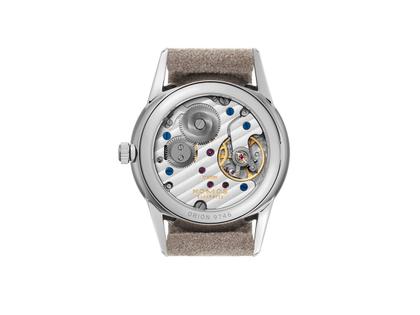 Nomos Glashütte Orion 33 Rosé Handaufzug Edelstahl 33mm roséfarbenes Zifferblatt braunes Lederband Glasboden – Damenuhren Uhr ohne Datum aus Edelstahl und Leder. Das Gehäuse ist rund und silber. Das Lederarmband ist beige. Das Zifferblatt ist ein Index in rosa. – Ansicht 2