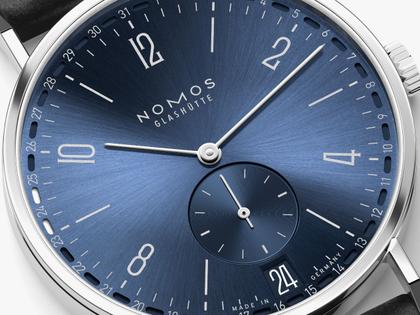 Nomos Glashütte Tangente 2date Handaufzug Edelstahl 38mm blaues Zifferblatt schwarzes Lederband Glasboden – Herrenuhren Uhr mit Datum aus Edelstahl und Leder. Das Gehäuse ist rund und silber. Das Lederarmband ist schwarz. Das Zifferblatt ist arabisch Index und blau. – Ansicht 6