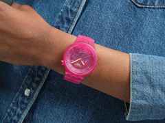 Swatch Big Bold Biosourced Colours of Joy Pink Quarz Kunststoff 47mm pinkes Zifferblatt pinkes Kunststoffband – Herrenuhren Uhr ohne Datum aus Bio-Kunststoff und Kunststoff. Das Gehäuse ist rund. Das Kautschuk / Kunststoff / Silikon Armband ist pink. Das Zifferblatt ist ohne Zeichen und pink. – Ansicht 3
