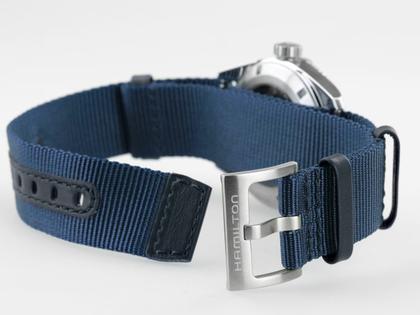 Hamilton Khaki Field Expedition Automatik Edelstahl 41mm blaues Zifferblatt blaues Textilband – Herrenuhren Uhr ohne Datum aus Edelstahl. Das Gehäuse ist rund und silber. Das Textilarmband ist blau. Das Zifferblatt ist ein Index in blau. – Ansicht 5