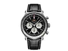 Breitling Navitimer B01 Chronograph 46 Edelstahl schwarzes Zifferblatt schwarzes Lederband – Herrenuhren Chronograph aus Edelstahl. Das Gehäuse ist rund und silber. Das Lederarmband Kroko / Alligator ist schwarz. Das Zifferblatt ist ein Index in schwarz.