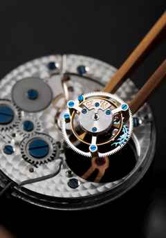 Frederique Constant Classic Tourbillon Manufacture Automatik Edelstahl 40mm silberfarbenes Zifferblatt blaues Lederband Limited Edition – Herrenuhren Uhr ohne Datum aus Edelstahl. Das Gehäuse ist rund und silber. Das Lederarmband Kroko / Alligator ist blau. Das Zifferblatt ist ein Index in silber. – Ansicht 4