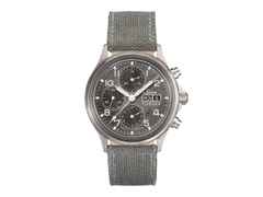 Sinn Spezialuhren 358 Sa Flieger DS Chronograph Automatik Edelstahl 42mm graues Zifferblatt graues Textilband – Herrenuhren Chronograph aus Edelstahl. Das Gehäuse ist rund und silber. Das Lederarmband ist grau. Das Zifferblatt ist arabisch Index und grau.
