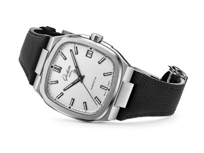Glashütte Original Seventies Vintage Kollektion Stereo Panel Automatik Edelstahl 39x39mm silbernes Zifferblatt schwarzes Kautschukband – Herrenuhren Uhr mit Datum aus 750 Weißgold, Edelstahl und Kautschuk. Das Gehäuse ist quadratisch und silber. Das Kautschuk / Kunststoff / Silikon Armband ist schwarz. Das Zifferblatt ist ein Index in silber. – Ansicht 7