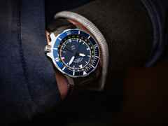 Mühle Glashütte Seebataillon GMT Automatik Titan 45mm blaues Zifferblatt schwarzes Kautschukband – Herrenuhren Uhr mit Datum aus Kautschuk und Titan. Das Gehäuse ist rund und silber. Das Kautschuk / Kunststoff / Silikon Armband ist schwarz. Das Zifferblatt ist ein Index in blau. – Ansicht 4