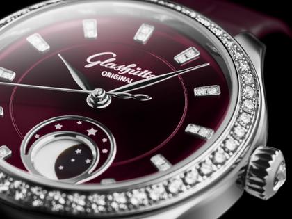 Glashütte Original Lady Serenade Luna Purpursamt Automatik Edelstahl 32,5mm violettes Zifferblatt violettes Lederband – Damenuhren Uhr ohne Datum aus 750 Weißgold, Edelstahl und Leder. Das Gehäuse ist rund und silber. Das Lederarmband Kroko / Alligator ist lila. Das Zifferblatt ist ein Index in lila. – Ansicht 3