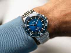 Oris Aquis Date Calibre 400 Automatik Edelstahl 43,5mm blaues Zifferblatt Metallband – Herrenuhren Uhr mit Datum aus Edelstahl und Keramik. Das Gehäuse ist rund und silber. Das Edelstahlarmband ist silber. Das Zifferblatt ist ein Index in blau. – Ansicht 6