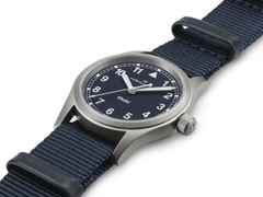 Hamilton Khaki Field Quartz Edelstahl 33mm blaues Zifferblatt blaues NATO-Textilband – Damenuhren Uhr ohne Datum aus Edelstahl. Das Gehäuse ist rund und grau. Das Textilarmband ist blau. Das Zifferblatt ist ein Index in blau. – Ansicht 2