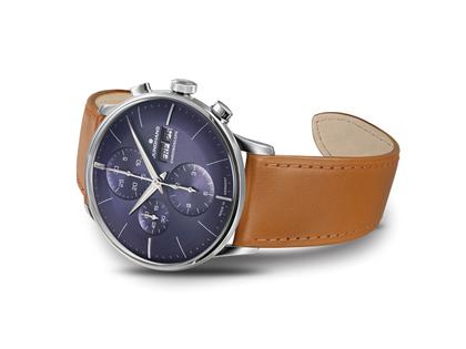 Junghans Meister Chronoscope Automatik Edelstahl 40mm blaues Zifferblatt braunes Lederband – Herrenuhren Chronograph aus Edelstahl. Das Gehäuse ist rund und silber. Das Lederarmband ist braun. Das Zifferblatt ist ein Index in blau. – Ansicht 4