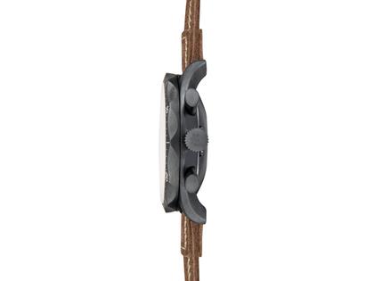 Junghans Meister Pilot Chronoscope Edelstahl DLC-Schwarz 43mm braunes Zifferblatt braunes Lederband – Herrenuhren Chronograph aus Edelstahl. Das Gehäuse ist rund und anthrazit. Das Lederarmband ist braun. Das Zifferblatt ist arabisch und grau. – Ansicht 2
