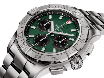 Breitling Avenger B01 Chronograph 42 Automatik Edelstahl 42mm grünes Zifferblatt Metallband – Herrenuhren Chronograph aus Edelstahl. Das Gehäuse ist rund und silber. Das Edelstahlarmband ist silber. Das Zifferblatt ist ein Index in grün. – Ansicht 2