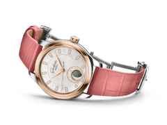 Glashütte Original Lady Serenade Luna Automatik Edelstahl 32,5mm weißes Zifferblatt pinkes Lederband – Damenuhren Uhr ohne Datum aus 750 Rotgold, Edelstahl und Leder. Das Gehäuse ist rund und silber. Das Lederarmband Kroko / Alligator ist rosa. Das Zifferblatt ist ein Index in weiß. – Ansicht 3