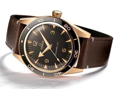 Omega Seamaster 300 Automatik Bronze 41mm braunes Zifferblatt braunes Lederband – Herrenuhren Uhr ohne Datum aus Bronze, Edelstahl und Keramik. Das Gehäuse ist rund und bronze. Das Lederarmband ist braun. Das Zifferblatt ist arabisch Index und braun. – Ansicht 3