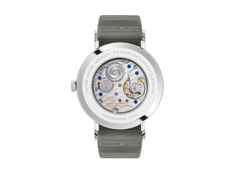 Nomos Glashütte Tangente 38 Datum "175 Years Watchmaking - Schlossgrün" Handaufzug Edelstahl grünes Zifferblatt graues Textilband Glasboden – Herrenuhren Uhr mit Datum aus Edelstahl. Das Gehäuse ist rund und silber. Das Textilarmband ist grau. Das Zifferblatt ist arabisch Index und grün. – Ansicht 2