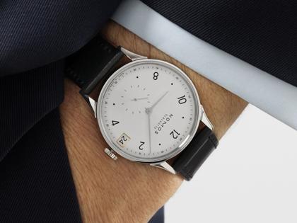 Nomos Glashütte Minimatik 39 Datum Handaufzug Edelstahl weißes Zifferblatt schwarzes Lederband – Herrenuhren Uhr mit Datum aus Edelstahl. Das Gehäuse ist rund und silber. Das Lederarmband ist schwarz. Das Zifferblatt ist arabisch Index und weiß. – Ansicht 5
