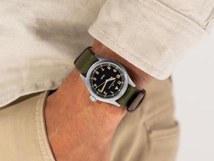 Hamilton Khaki Field Quartz Edelstahl 38mm schwarzes Zifferblatt grünes NATO-Textilband – Herrenuhren Uhr ohne Datum aus Edelstahl. Das Gehäuse ist rund und grau. Das Textilarmband ist grün. Das Zifferblatt ist ein Index in schwarz. – Ansicht 5