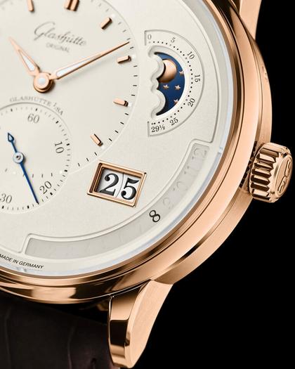 Glashütte Original PanoMaticCalendar Automatik Rotgold 42mm silbernes Zifferblatt braunes Lederband – Herrenuhren Uhr mit Kalender aus 750 Rotgold. Das Gehäuse ist rund und roségold. Das Lederarmband Kroko / Alligator ist braun. Das Zifferblatt ist ein Index in silber. – Ansicht 7