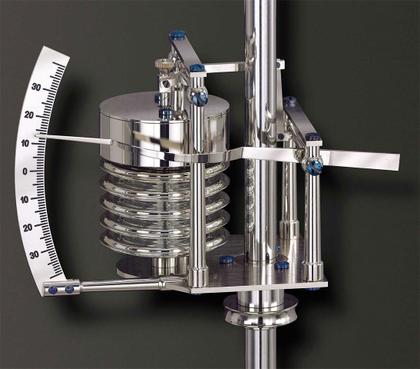 Erwin Sattler Präzisionspendeluhr Wanduhr Classica Secunda 1985 schwarz – Großuhren Wanduhr aus . Das Gehäuse ist rechteckig und schwarz. Das Zifferblatt ist arabisch Index und silber. – Ansicht 2