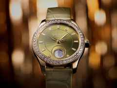 Glashütte Original Lady Serenade Luna Automatik Rotgold 32,5mm grünes Zifferblatt grünes Lederband – Damenuhren Uhr ohne Datum aus 750 Rotgold und Leder. Das Gehäuse ist rund und roségold. Das Lederarmband Kroko / Alligator ist grün. Das Zifferblatt ist ein Index in grün. – Ansicht 6