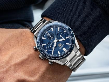 TAG Heuer Carrera Chronograph Automatik Edelstahl 44mm blaues Zifferblatt Metallband – Herrenuhren Chronograph aus Edelstahl und Keramik. Das Gehäuse ist rund und silber. Das Edelstahlarmband ist silber. Das Zifferblatt ist ein Index in blau. – Ansicht 4