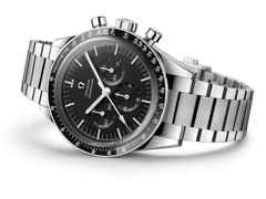 Omega Speedmaster Kaliber 321 Chronograph Handaufzug Edelstahl 39,7mm schwarzes Zifferblatt Metallband – Herrenuhren Chronograph aus Edelstahl und Keramik. Das Gehäuse ist rund und silber. Das Edelstahlarmband ist silber. Das Zifferblatt ist ein Index in schwarz. – Ansicht 2