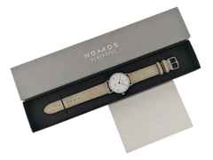 Nomos Glashütte Ludwig 33 Handaufzug Edelstahl 33mm weiß-silbernes Zifferblatt beiges Veloursband 243 Full Set mit Garantie Occasion – Damenuhren Uhr ohne Datum aus Edelstahl. Das Gehäuse ist rund und silber. Das Lederarmband ist beige. Das Zifferblatt ist römisch Index und weiß. – Ansicht 3