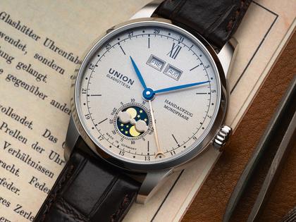 Union Glashütte 1893 Johannes Dürrstein Edition Doppelmondphase Handaufzug Edelstahl 41mm beiges Zifferblatt braunes Lederband – Herrenuhren Uhr mit Datum aus Edelstahl und Leder. Das Gehäuse ist rund und silber. Das Lederarmband ist braun. Das Zifferblatt ist römisch Index und beige. – Ansicht 6