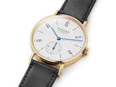 Nomos Glashütte Tangente Gold Neomatik Automatik Gelbgold 35mm weißes Zifferblatt schwarzes Lederband – Damenuhren Uhr ohne Datum aus 750 Gelbgold und Leder. Das Gehäuse ist rund und gelbgold. Das Lederarmband ist schwarz. Das Zifferblatt ist arabisch Index und weiß. – Ansicht 3