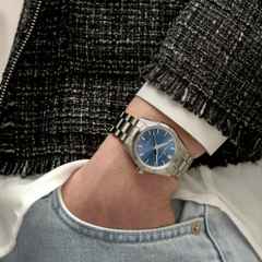 Hamilton Jazzmaster Performer Auto Edelstahl 34mm blaues Zifferblatt Metallband – Damenuhren Uhr ohne Datum aus Edelstahl. Das Gehäuse ist rund und silber. Das Edelstahlarmband ist silber. Das Zifferblatt ist ein Index in blau. – Ansicht 4