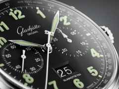 Glashütte Original Senator Chronograph Navigator Automatik Edelstahl 41mm schwarzes Zifferblatt beiges Textilband – Herrenuhren Chronograph aus Edelstahl. Das Gehäuse ist rund und silber. Das Textilarmband ist beige. Das Zifferblatt ist arabisch und schwarz. – Ansicht 3
