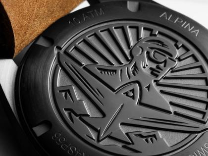 Alpina Startimer Pilot Automatik Edelstahl Schwarz-PVD 40mm schwarzes Zifferblatt braunes Lederband – Herrenuhren Uhr mit Datum aus Edelstahl und PVD beschichtet. Das Gehäuse ist rund und schwarz. Das Lederarmband ist braun. Das Zifferblatt ist arabisch Index und schwarz. – Ansicht 4