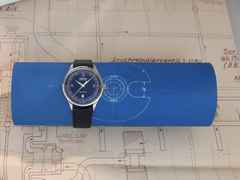 Union Glashütte Noramis Datum Deutschland Klassik 2021 Limitierte Edition Automatik Edelstahl 40mm blaues Zifferblatt blaues Lederband – Herrenuhren Uhr mit Datum aus Edelstahl. Das Gehäuse ist rund und silber. Das Lederarmband ist blau. Das Zifferblatt ist arabisch Index und blau. – Ansicht 4